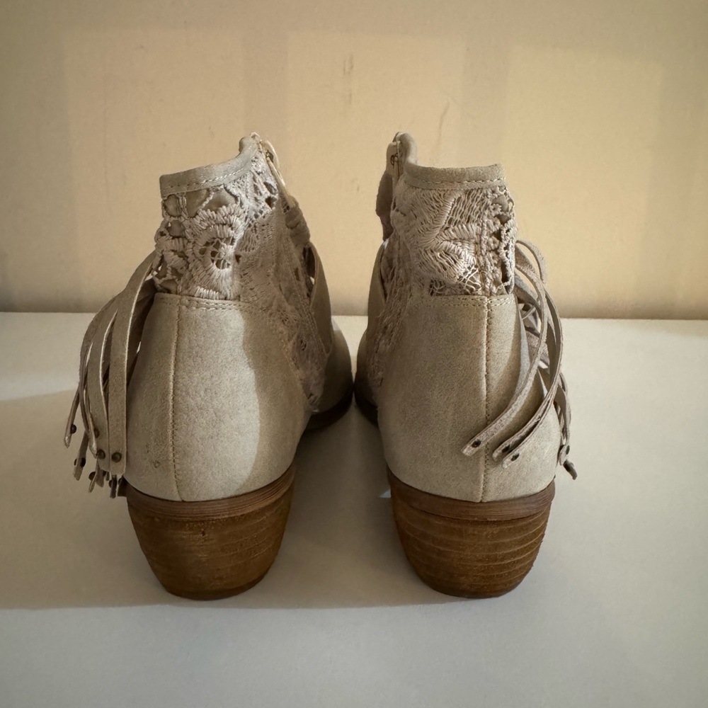 Buckle Cream Crochet Boho Bohemian Hipster Beachy Short Boot Bootie 8.5 NIB - Picture 5 of 6